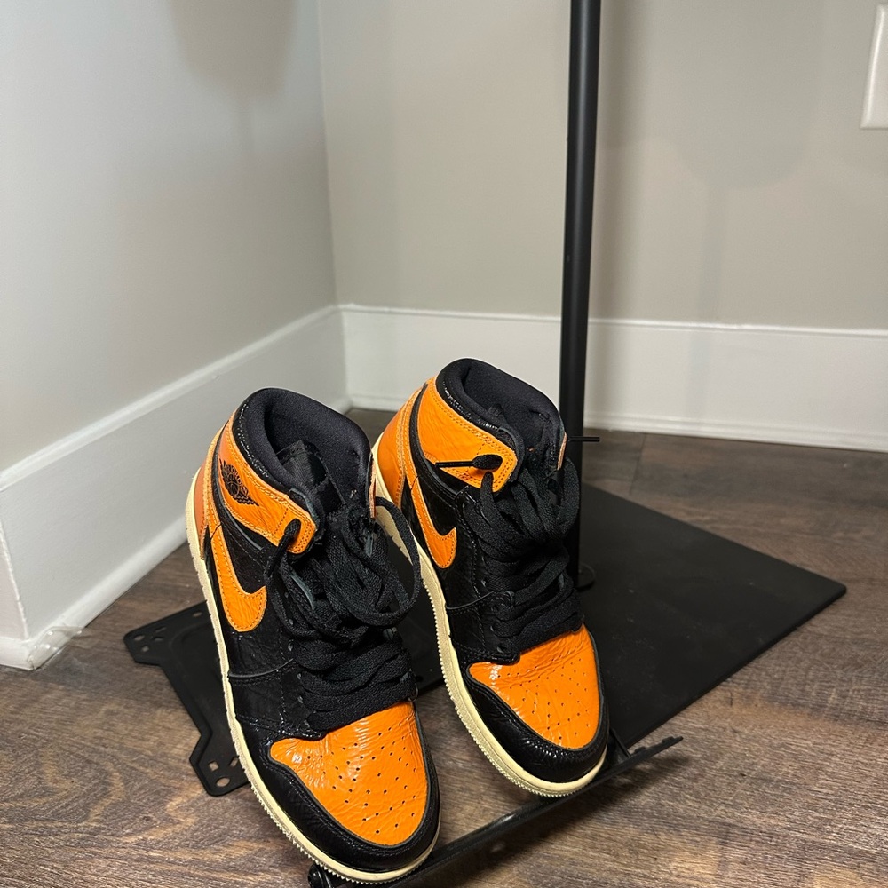 Air Jordan 1 Retro High OG "Shattered Backboard
3.0" sneakers
Size 4Y EUR 36